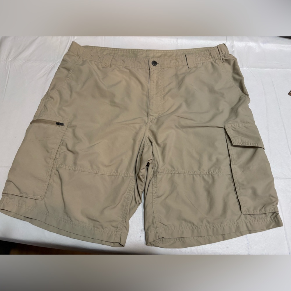 Columbia Men’s size 40 4 Mesh Pockets and 2 Side Zip pockets